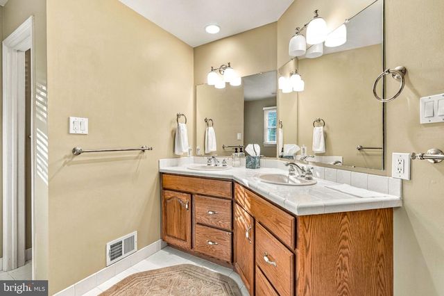 28 MEETINGHOUSE CT, Shamong, NJ 08088