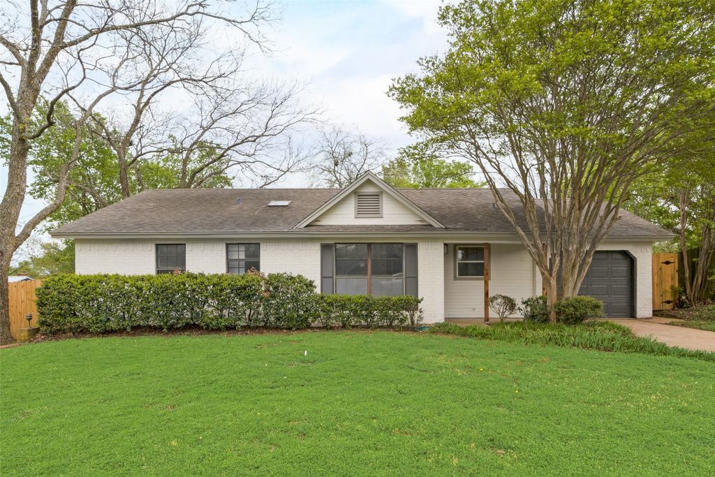 907 Melanie Lane, Keene, TX 76059