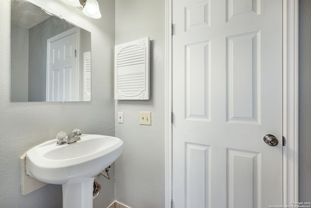 910 Spring Park St, San Antonio, TX 78227