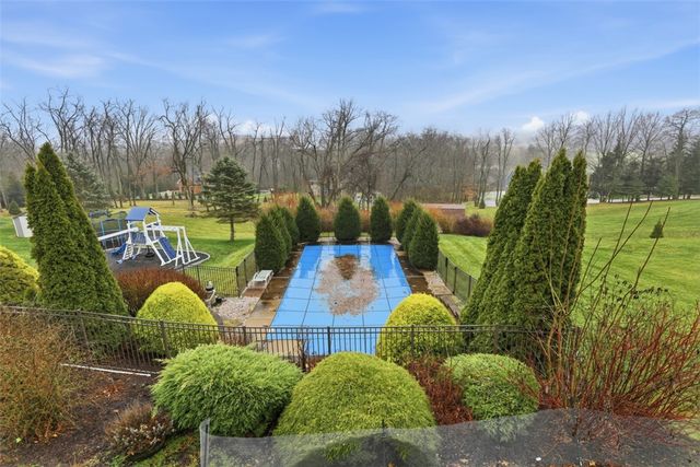 251 Field Club Circle, Robinson Twp, PA 15136