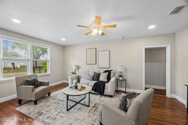 29 56TH Street E, Jacksonville, FL 32208
