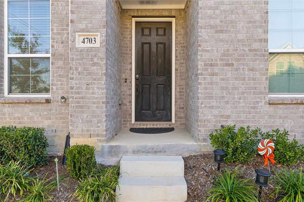 4703 Kindred Street, Haltom City, TX 76117