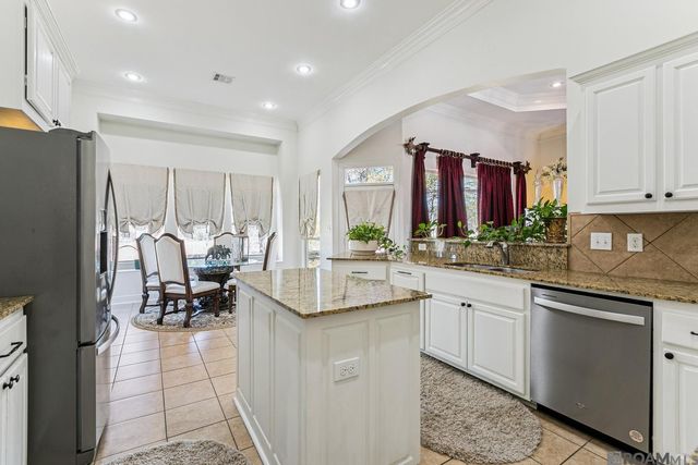 2913 Country Lake Dr, Zachary, LA 70791