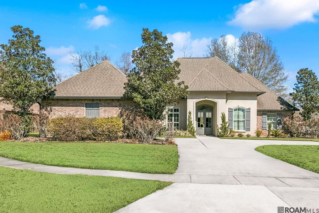 2913 Country Lake Dr, Zachary, LA 70791
