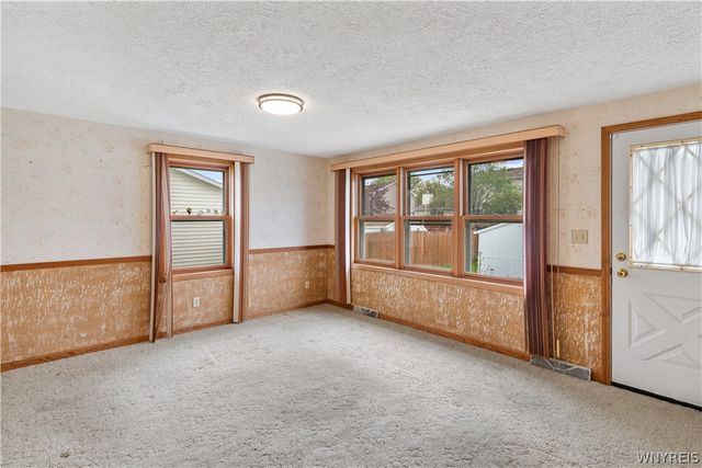 6396 Mayflower Lane, Hamburg, NY 14085