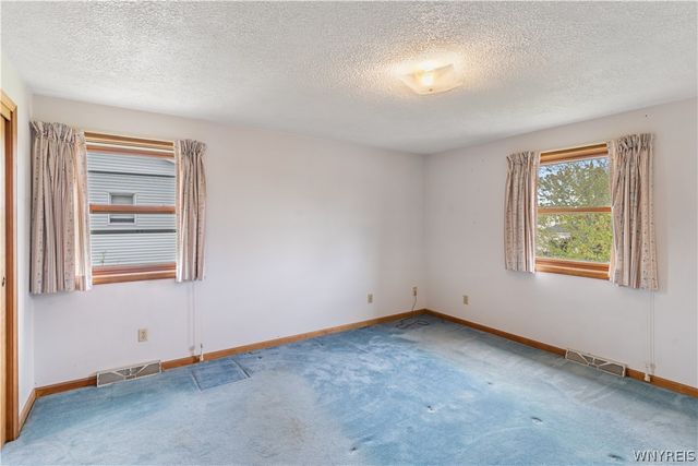 6396 Mayflower Lane, Hamburg, NY 14085