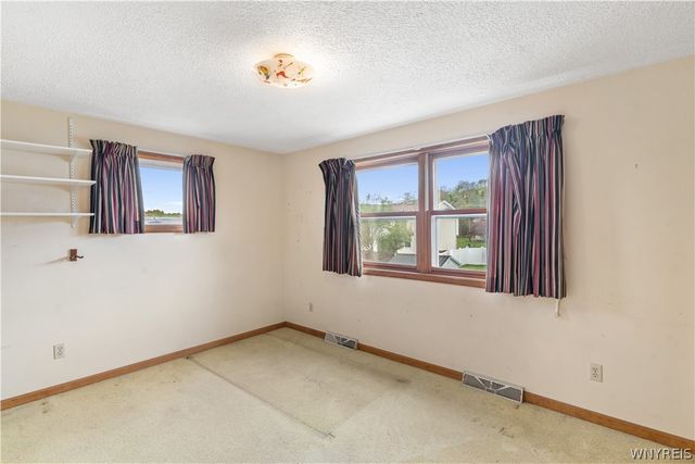 6396 Mayflower Lane, Hamburg, NY 14085