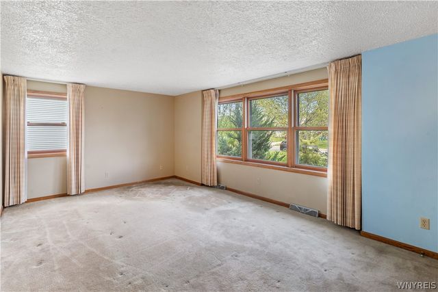 6396 Mayflower Lane, Hamburg, NY 14085