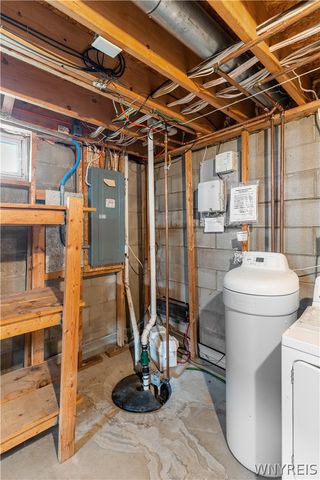 6396 Mayflower Lane, Hamburg, NY 14085
