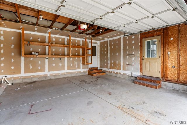 6396 Mayflower Lane, Hamburg, NY 14085