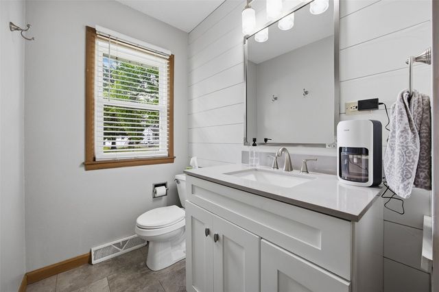 813 Westwood Drive NW, Cedar Rapids, IA 52405