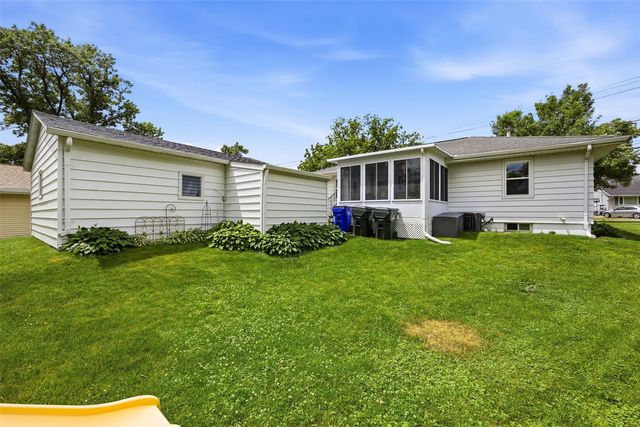 813 Westwood Drive NW, Cedar Rapids, IA 52405