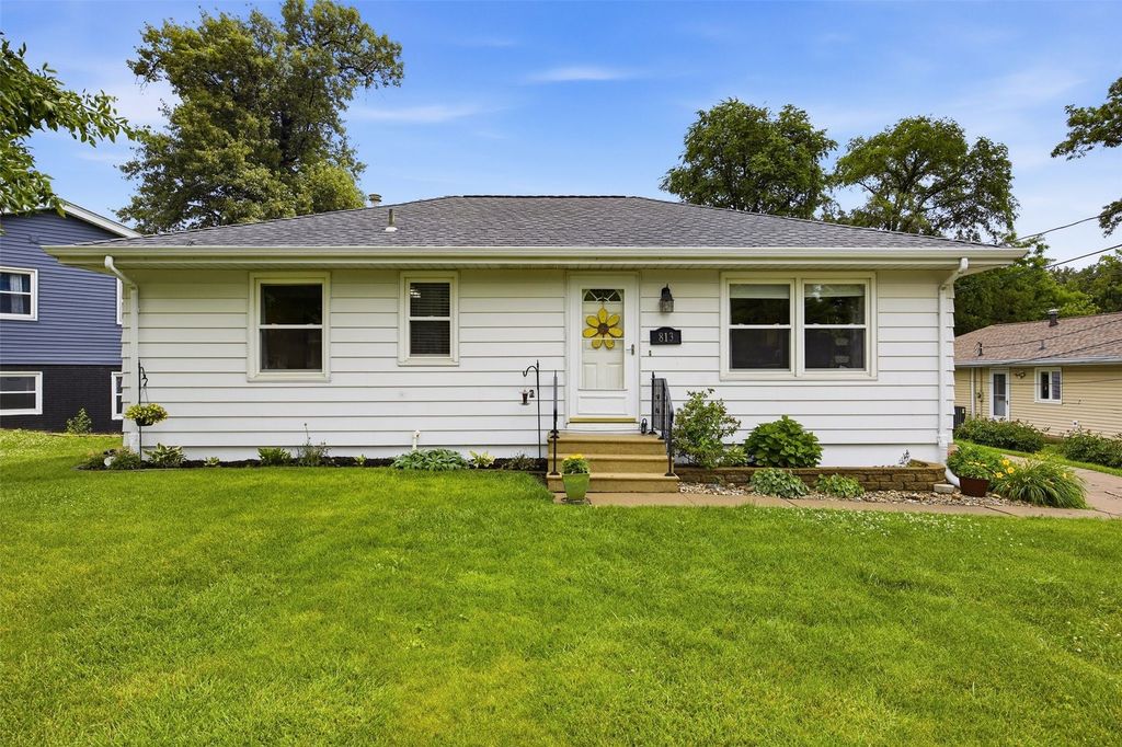 813 Westwood Drive NW, Cedar Rapids, IA 52405