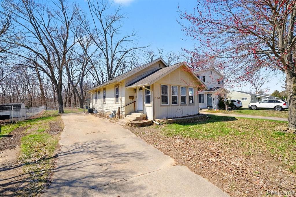 203 Boman Street, Flushing, MI 48433