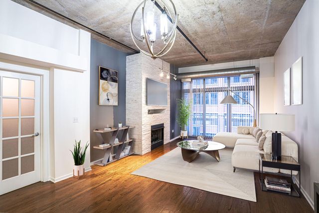 933 W Van Buren Street 404, Chicago, IL 60607