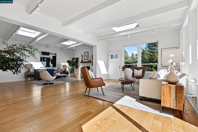 11 Las Palomas, Orinda, CA 94563