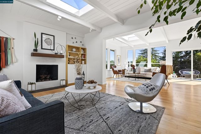 11 Las Palomas, Orinda, CA 94563