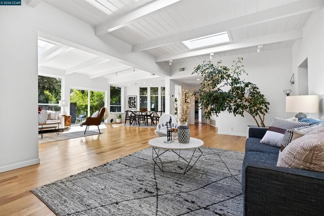 11 Las Palomas, Orinda, CA 94563