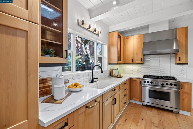 11 Las Palomas, Orinda, CA 94563