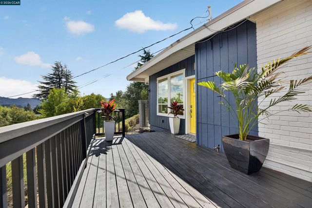 11 Las Palomas, Orinda, CA 94563