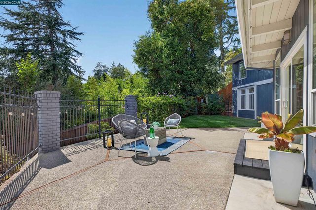 11 Las Palomas, Orinda, CA 94563