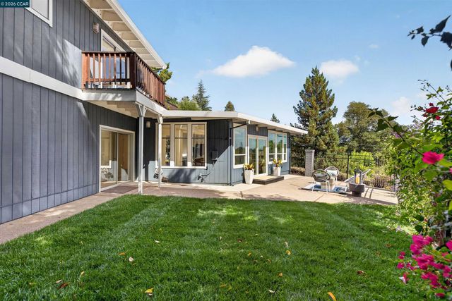 11 Las Palomas, Orinda, CA 94563