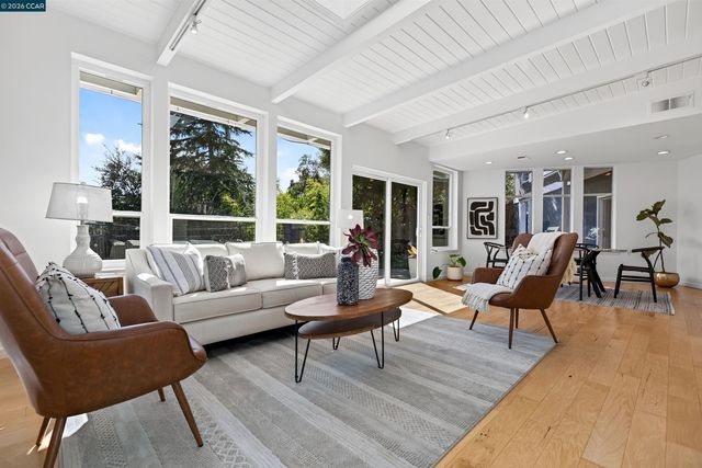 11 Las Palomas, Orinda, CA 94563