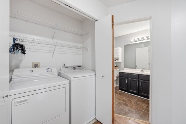 2241 Grand Avenue 11, West Des Moines, IA 50265