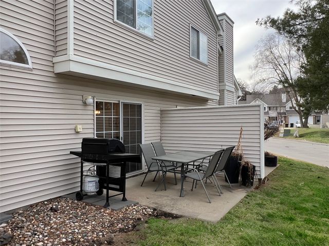 2241 Grand Avenue 11, West Des Moines, IA 50265