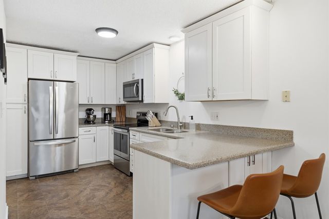 2241 Grand Avenue 11, West Des Moines, IA 50265