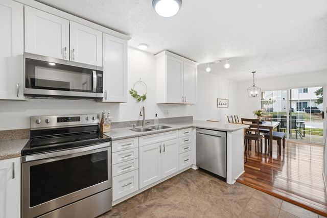 2241 Grand Avenue 11, West Des Moines, IA 50265