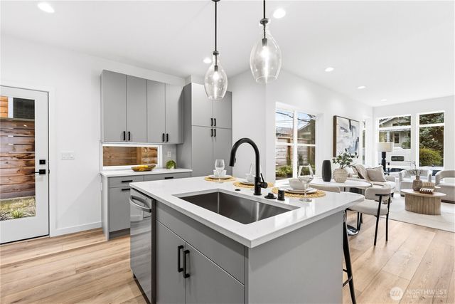1706 B N 47th Street, Seattle, WA 98103