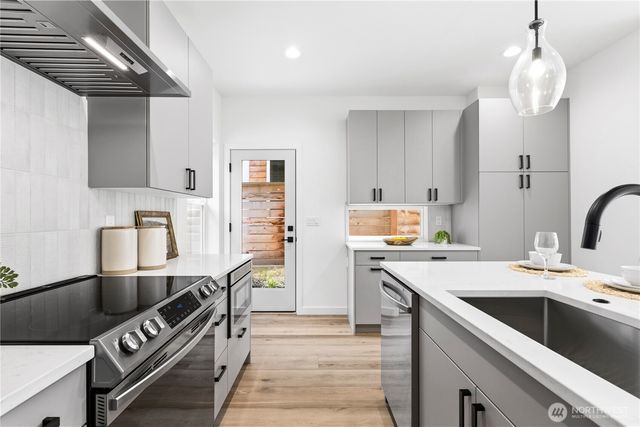 1706 B N 47th Street, Seattle, WA 98103