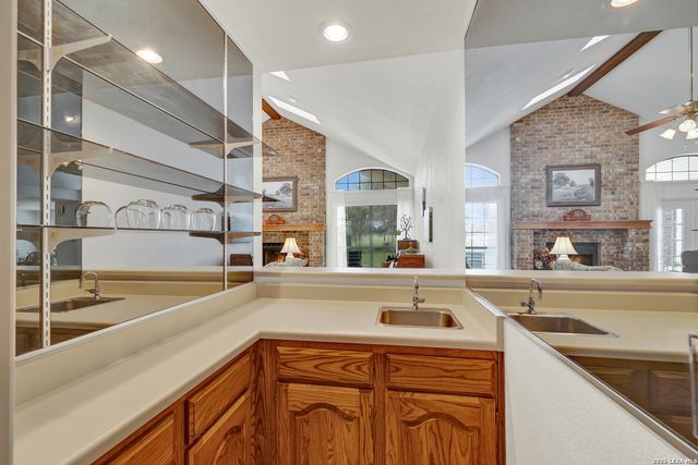 12737 WOMAN HOLLERING RD, Schertz, TX 78154