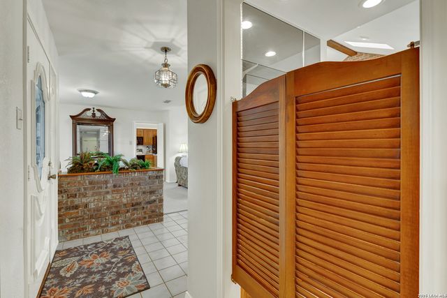 12737 WOMAN HOLLERING RD, Schertz, TX 78154