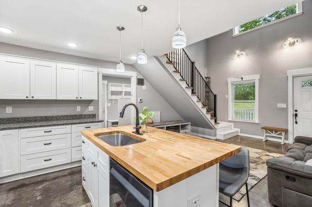 509 Iron Hill Rd, Burns, TN 37029
