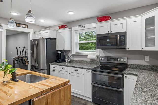 509 Iron Hill Rd, Burns, TN 37029