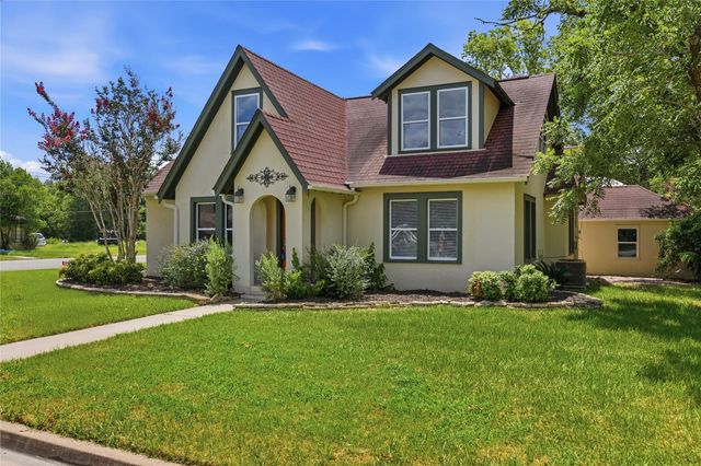 674 E Walnut ST, La Grange, TX 78945