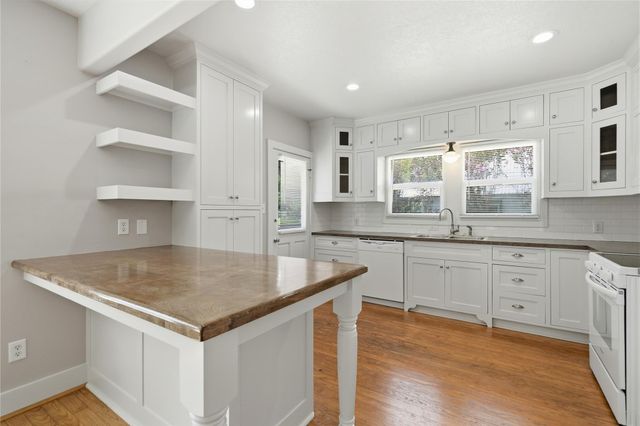 674 E Walnut ST, La Grange, TX 78945