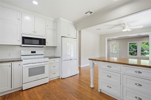 674 E Walnut ST, La Grange, TX 78945