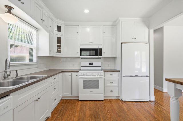 674 E Walnut ST, La Grange, TX 78945