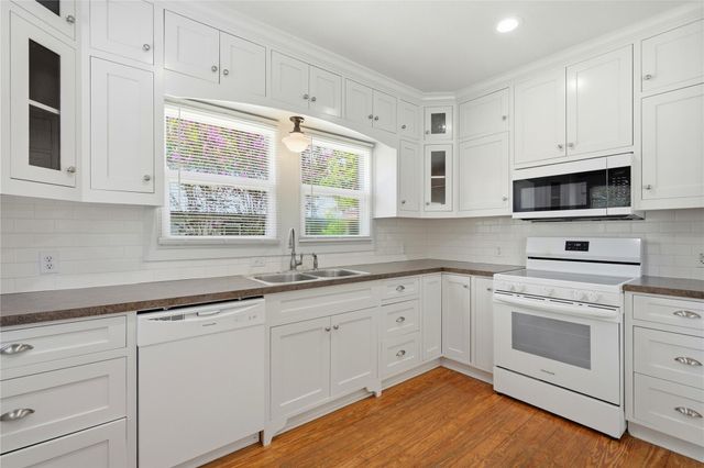 674 E Walnut ST, La Grange, TX 78945