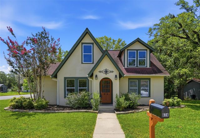 674 E Walnut ST, La Grange, TX 78945