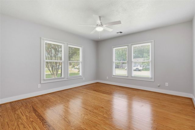 674 E Walnut ST, La Grange, TX 78945