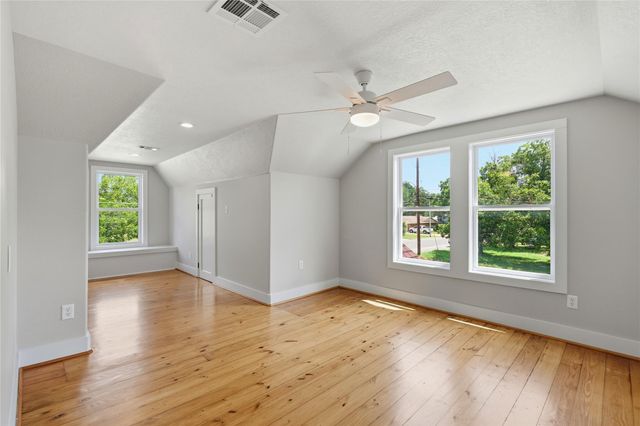 674 E Walnut ST, La Grange, TX 78945
