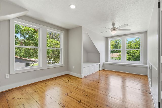 674 E Walnut ST, La Grange, TX 78945