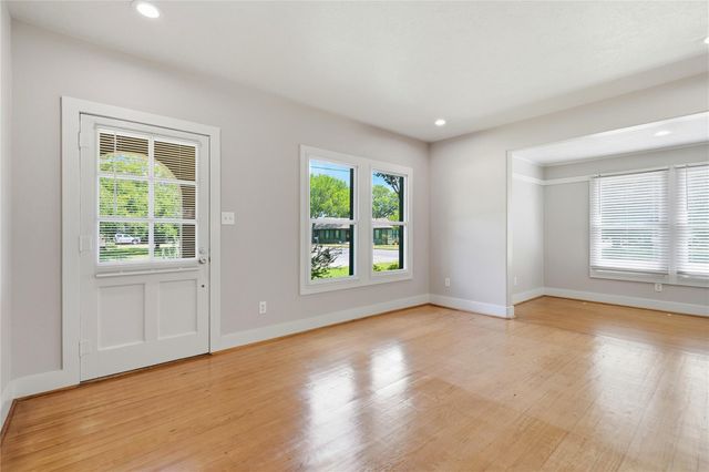 674 E Walnut ST, La Grange, TX 78945