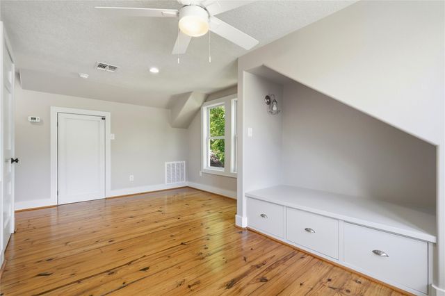 674 E Walnut ST, La Grange, TX 78945