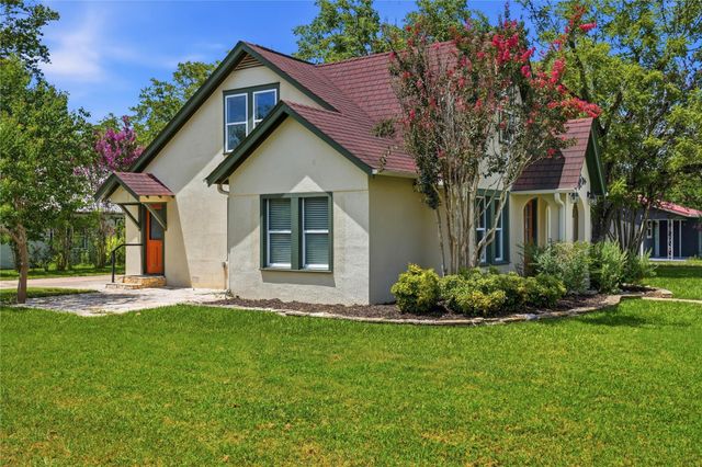 674 E Walnut ST, La Grange, TX 78945