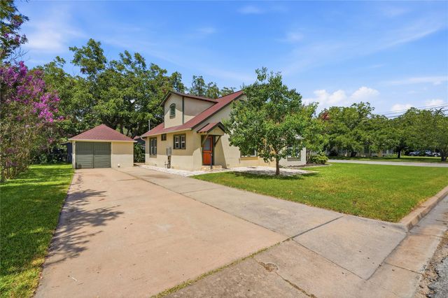 674 E Walnut ST, La Grange, TX 78945